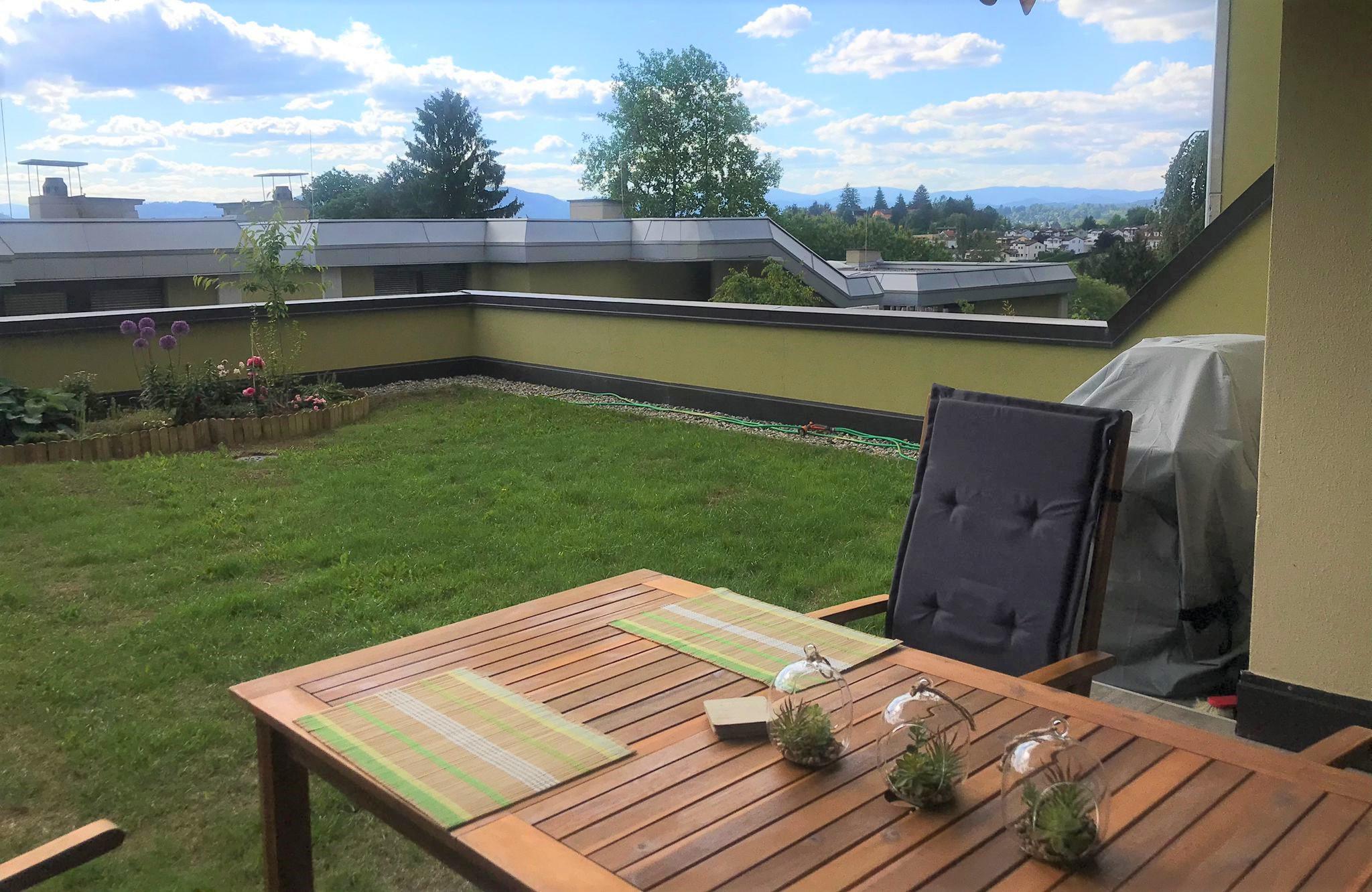 TITELBILD - Terrasse_mit_Ausblick__