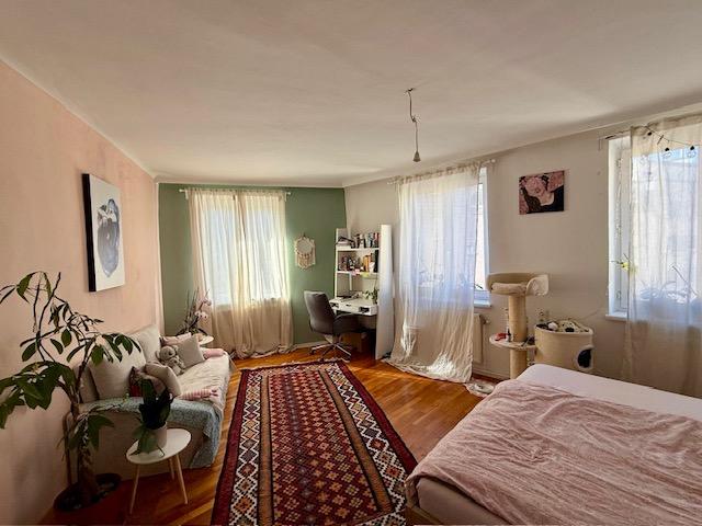 INNENANSICHTEN - Zimmer mit 3 Fenstern unmöbliert